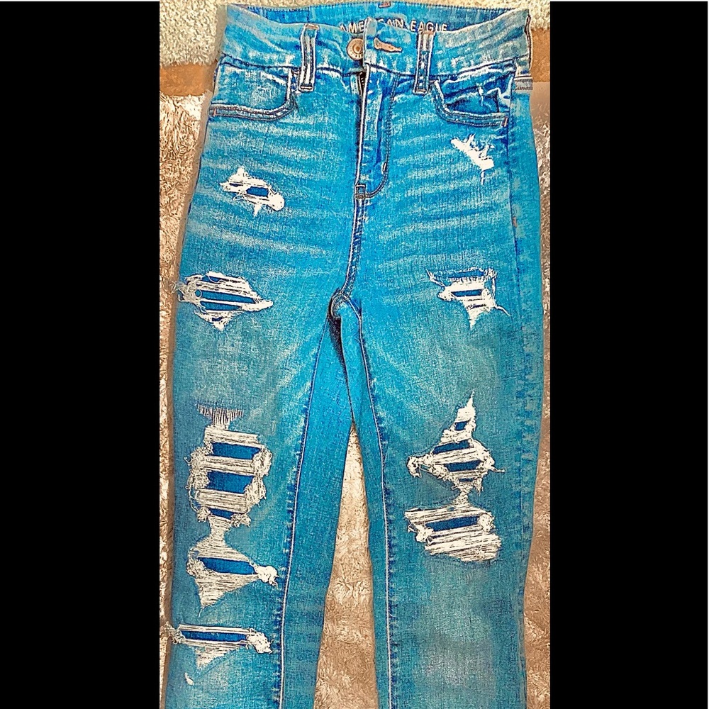 They are American Eagle jeans they are 00and have patches underneath the holes.